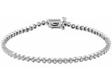 un bracelet en or blanc avec des diamants sur fond blanc