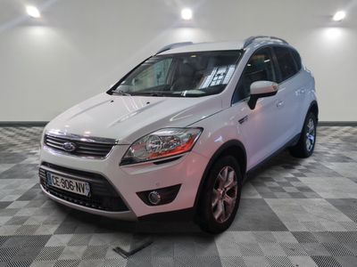le ford kuga blanc est garé sur un carrelage en damier