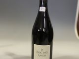 une bouteille de vin à côté d'un verre de vin