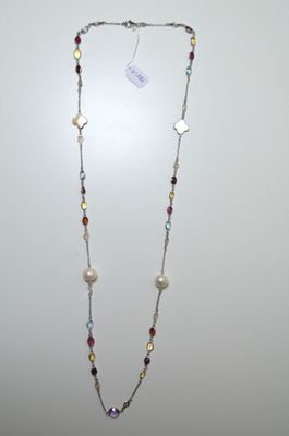 gros plan d'un collier sur une surface blanche avec une étiquette