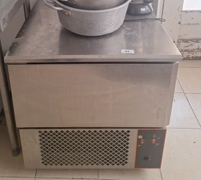 un saladier posé sur un appareil dans une cuisine
