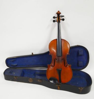 un violon dans un étui sur une surface blanche