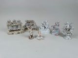 de nombreuses figurines posées sur une table