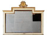 une image d'un miroir avec un cadre doré sur un fond blanc