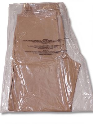 un gros plan d'un sac en plastique marron sur fond blanc