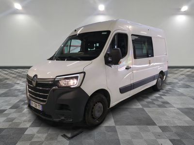 la photo d'une camionnette blanche garée dans une pièce