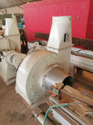 une machine qui se trouve dans une pièce avec un mur rouge en arrière-plan
