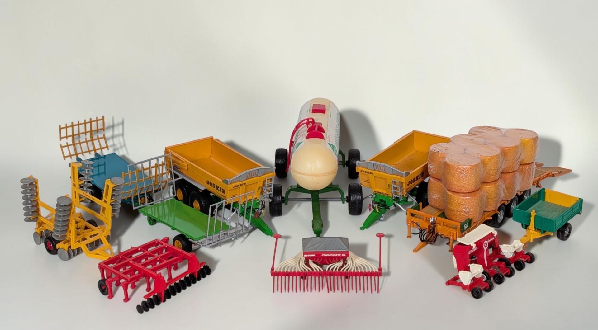 * TRAVAUX AGRICOLES : Lot d'environ 8 éléments miniatures