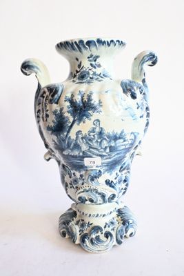 un vase bleu et blanc posé sur une surface blanche