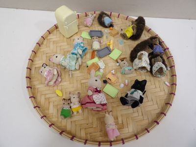 beaucoup de peluches sur le plateau posé sur la table