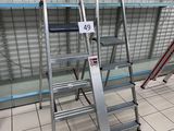 deux échelles posées par terre dans un magasin