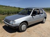 une petite voiture argentée garée sur le bord d'un chemin de terre
