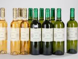 plusieurs bouteilles de vin posées les unes à côté des autres sur une table