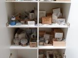 beaucoup de boîtes et de cartons sur les étagères de la pièce