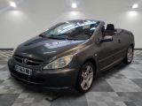la voiture grise est garée dans le garage sur le sol en damier