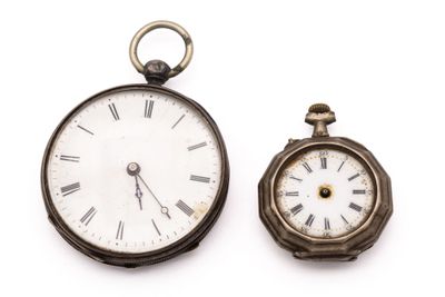 deux montres de poche anciennes avec des chiffres romains et des chiffres romains