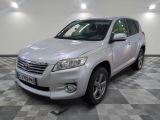 une photo d'une Toyota RAV blanche garée dans un garage