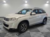 le 4x4 blanc est garé sur un carrelage à carreaux