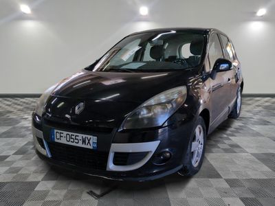 la photo d'une voiture noire garée dans un garage