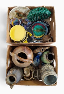 deux boîtes remplies de différents types de vases