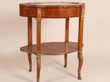 table d'appoint dans le style de [nom de personne]