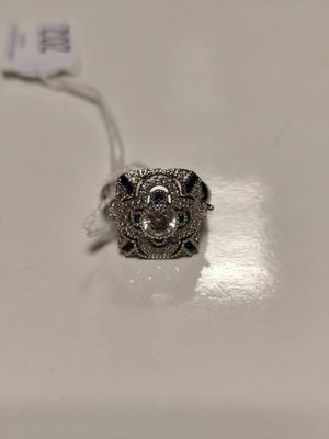 une bague posée sur une table