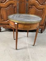 GUÉRIDON en bois, dessus de marbre bleu turquin, ouvrant par…