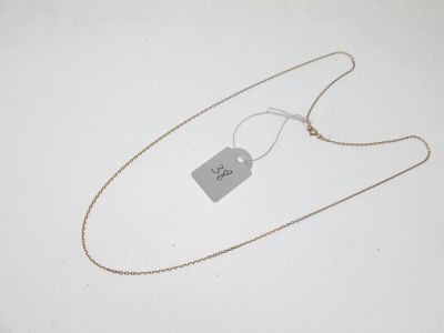 un gros plan d'un collier en argent muni d'une étiquette