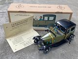 une voiture jouet placée devant une boîte