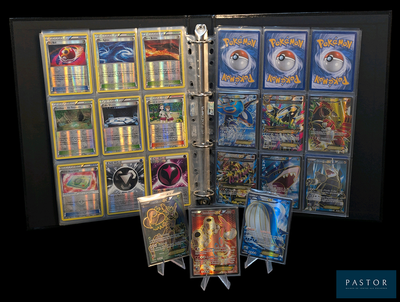 de nombreuses cartes Pokémon exposées dans une vitrine