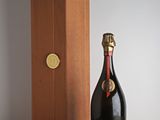 une bouteille de champagne à côté d'un coffret en bois
