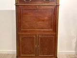 une armoire en bois avec un plateau en marbre, posée sur un parquet en bois massif