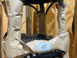 une chaise noire sur laquelle est posé un panier