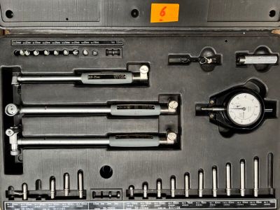 l'image d'une boîte à outils contenant des outils
