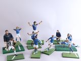 plusieurs figurines représentant des footballeurs en pleine action sur un terrain