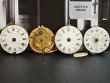 Plusieurs types d'horloges sont alignées sur une table