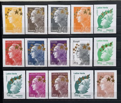 un gros plan sur une collection de timbres posés sur une surface noire