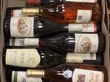 Les bouteilles de vin se trouvent dans une boîte en carton posée sur une table.