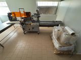 une machine placée au milieu d'une pièce