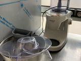 un blender et un mixeur posés sur un comptoir