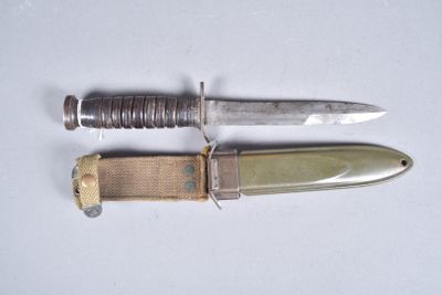 deux couteaux posés l'un à côté de l'autre sur une table