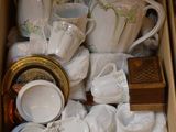 une boîte remplie de tasses à café et de soucoupes