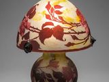 une image représentant une lampe ornée d'un motif floral