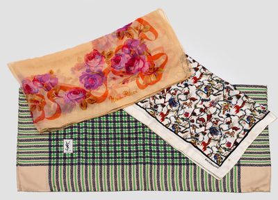 deux écharpes ornées de motifs floraux posées sur une table