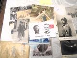 de nombreuses vieilles photos d'hommes en uniforme militaire posées sur une table