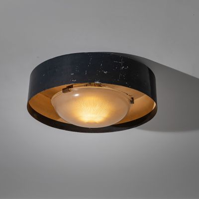 un gros plan d'un plafonnier muni d'un luminaire circulaire