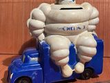un camion jouet bleu sur lequel est assis un gros homme