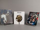 trois livres posés l'un à côté de l'autre sur une table