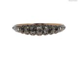 gros plan d'une bague en diamant sur fond blanc