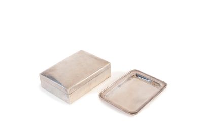 deux petites boîtes argentées avec un couvercle, posées sur une surface blanche